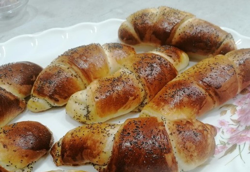 1. Этап. Булочки из безопарного дрожжевого теста: Вынуть готовые булочки из духовки и разложить отдельно друг от друга для остывания, например, на подносе. Вторую партию булочек закинуть в духовку, третью - намазать желтками и обсыпать семенами льна и т. д.