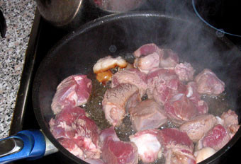 1. Этап. Баранина по-грузински: 1. Обжарим баранину на растительном масле до появления корочки. Затем добавим измельченные лук и морковь, и тоже обжарим. Солим по вкусу.