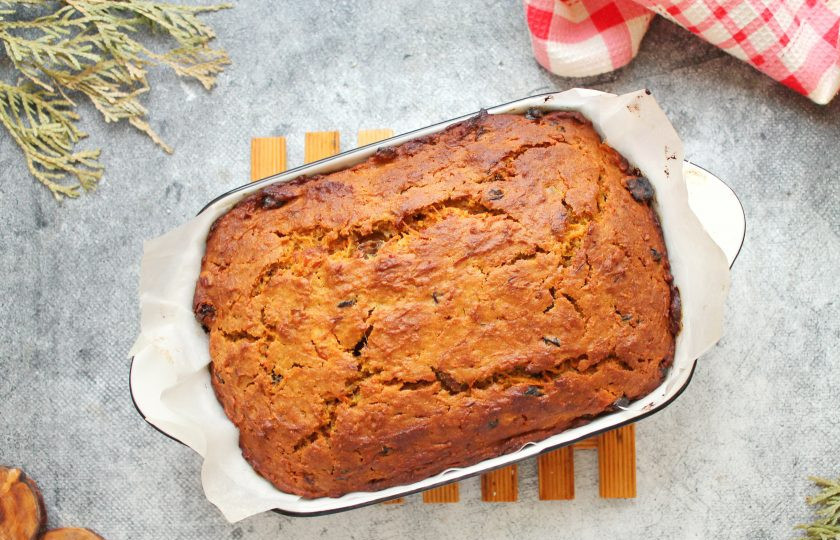 1. Этап. Морковно-гречневый кекс: Форму с тестом поставьте в горячую духовку и выпекайте в течение 40-45 минут, до готовности. Готовый кекс достаньте с пергаментом, остудите на решетке и полностью остудите.