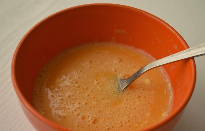 1. Этап. Салат пикантный с ветчиной: Яйца взбейте с солью вилкой и пожарите два яичных блина.