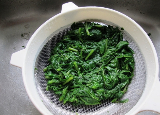 1. Этап. Палак Панир: Бросьте его в кипящую воду, проварите 3 минуты, а затем откиньте на дуршлаг и охладите.