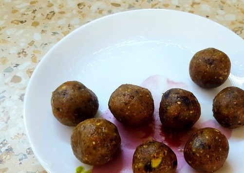 1. Этап. Полезные конфеты: Смочить руки в холодной воде. Чайной ложкой набрать 18-20 гр. конфетной массы, переложить в ладони. Круговыми движениями сформировать конфеты.