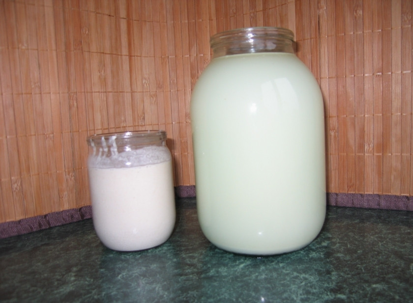 1. Этап. Овсяный кисель Изотова: Аккуратно, чтобы не взболтать, сливаем жидкость из банки. Можно воспользоваться трубочкой. В результате мы получили овсяный квас и концентрат для приготовления киселя. Хранить их можно в холодильнике не больше трех недель