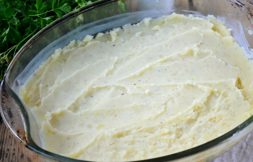 1. Этап. Картофельная запеканка классическая: На дно формы для запекания ровным слоем положите половину картофеля.