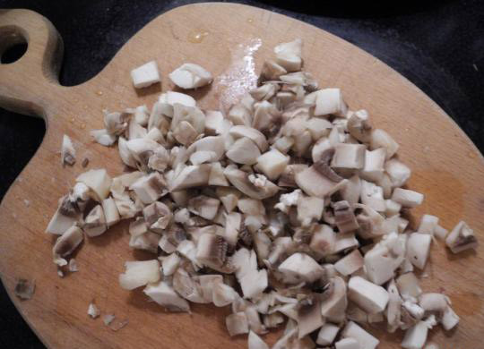 1. Этап. Равиоли грибные: Порежьте грибы и обжарьте их на масле с луком и чесноком, пока не испарится вода.