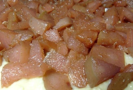 1. Этап. Шарлотка из сушеных яблок: В форму выложить половину теста, на него уложить яблоки.