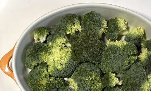 1. Этап. Запеканка с брокколи и творогом: Брокколи разобрать на соцветия, ополоснуть под проточной водой и выложить в форму размером ~ 24 см.