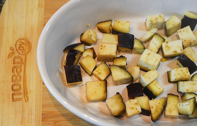 1. Этап. Курица с финиками по-магрибски: 4. В жаропрочную форму выложите первым слоем баклажаны с чесноком.
