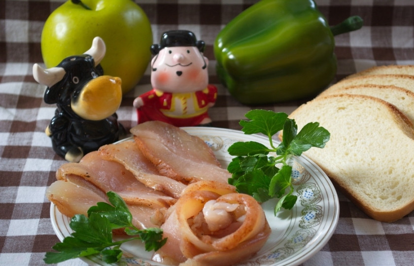 1. Этап. Балык из мяса: Готовое мясо при помощи острого ножа нарезаем на слайсы. Выкладываем на блюдо и подаем к столу. Для тех, кто решил подать такое мясо как бутерброд, могу порекоменовать усадить на кусочек хлеба розочку, собранную из нескольких кусочков мяса. Итак, перед вами розочка из мяса, сделанная из тонконарезанного готового балыка. Чтобы ее получить, нужно свернуть в трубочку один кусочек мяса, а потом к нему, по одному, накрутить последующие. Так получится вот такая розочка.