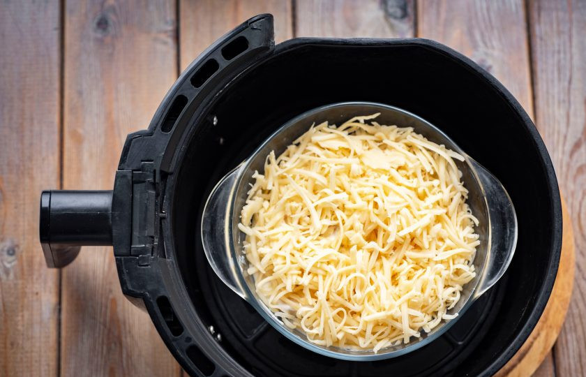 1. Этап. Жульен в аэрогриле: Заполненную форму поместите в чашу аэрогриля. Установите температуру в 200 градусов и запекайте жульен в течение 15 минут.