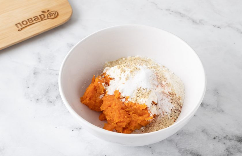 1. Этап. Вафли из батата: Добавьте муку, соль, разрыхлитель и все специи.