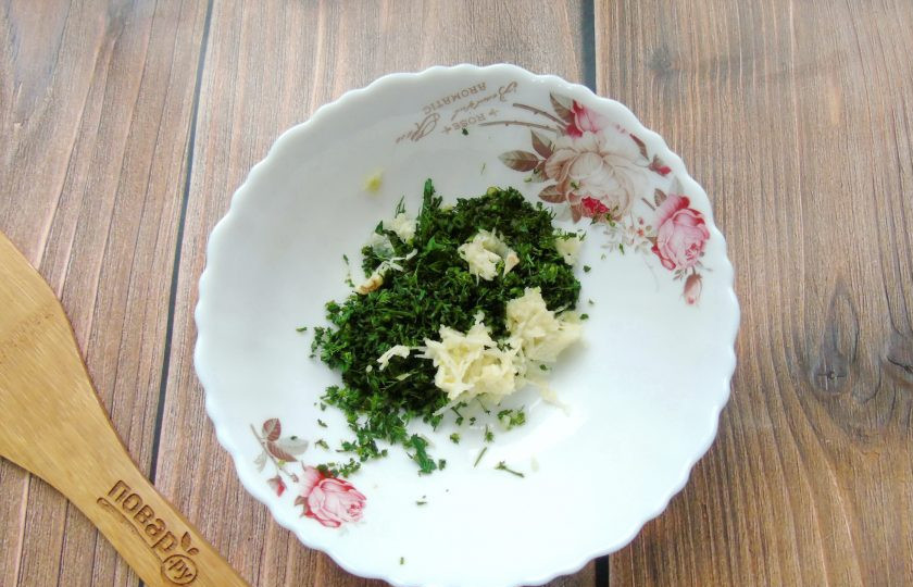 1. Этап. Отбивные в чесночно-укропном маринаде: Приготовьте маринад. Укроп нарежьте как можно мельче. Чеснок натрите на самой мелкой терке или пропустите через пресс.