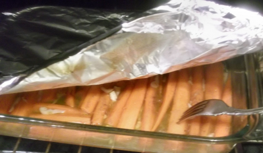 1. Этап. Морковь в фольге: Проверить готовность моркови вилкой. Если она мягкая, то фольгу можно снять и запекать еще минут 15-20 до золотистой корочки.