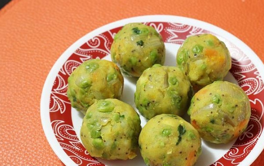 1. Этап. Овощные шарики в кляре: 7. Сформируйте 7-8 шариков.