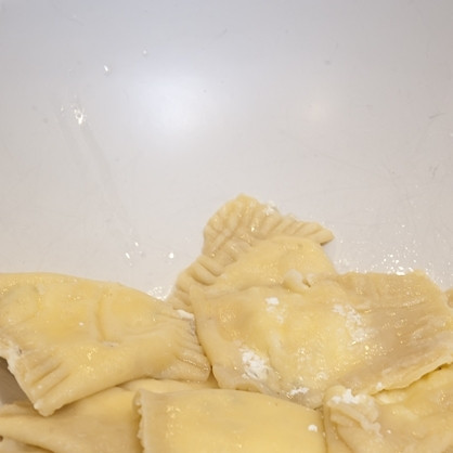 1. Этап. Равиоли с сыром: 13. Равиоли с сыром варите в подсоленной кипящей воде в течение 10 минут. Подавайте со сметаной. Приятного аппетита!