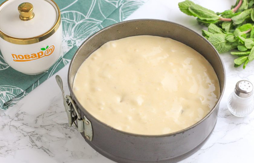 1. Этап. Пирог с сушеным инжиром: Смажьте или сбрызните форму растительным маслом, не забывая и про бока. Выложите в него приготовленное тесто и разровняйте верхушку. Разогрейте духовку до 180 градусов и поместите форму в технику на средний ярус.