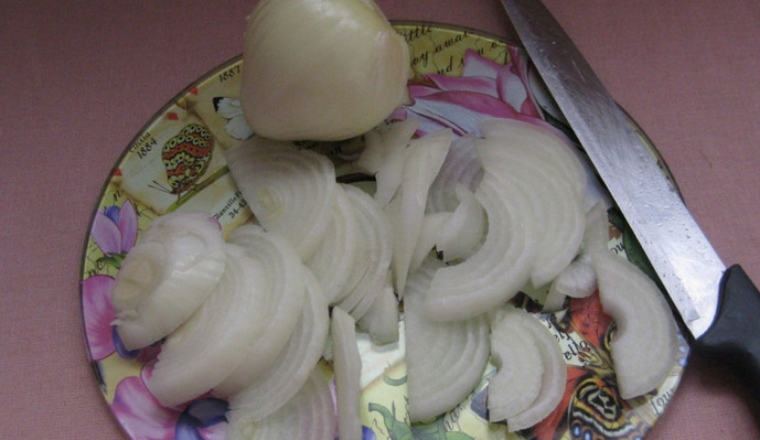 1. Этап. Скумбрия маринованная по-домашнему: Лук нарежьте полукольцами.