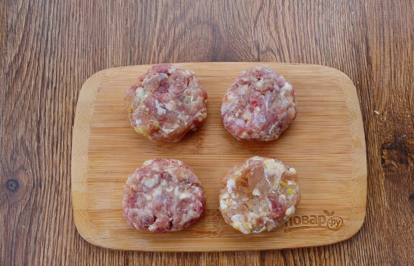 1. Этап. Школьные котлеты с гречкой: Пока гречка варится, приготовьте котлеты. Мясной фарш соедините с измельченным луком и отжатым хлебом, солью и перцем по вкусу. Тщательно вымесите фарш и сформируйте 4 котлеты.