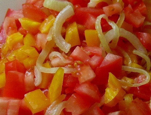 1. Этап. Вкусные горшочки со свининой: Овощи поместите в миску, поперчите и посолите. Хорошенько все перемешайте. Можете добавить абсолютно любые специи на ваше усмотрение.