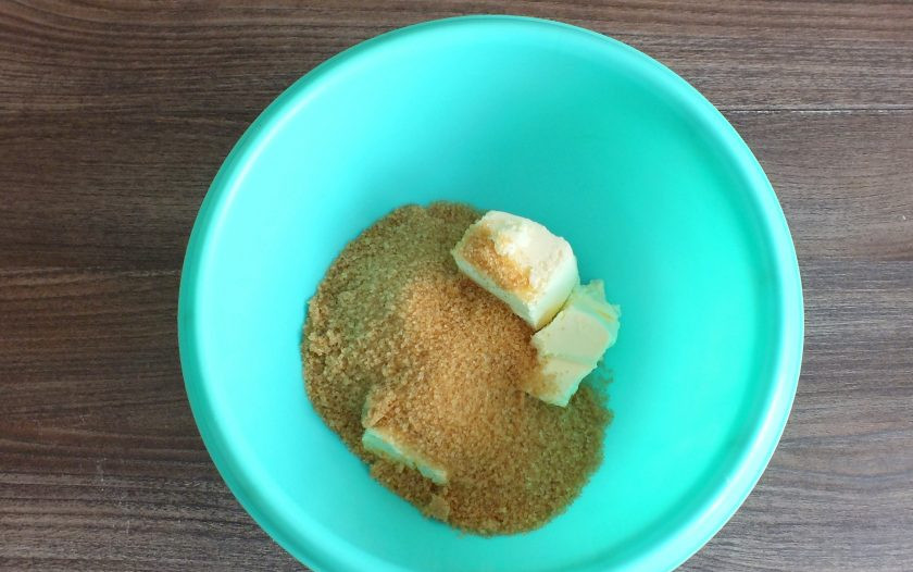 1. Этап. Спекулос: Смешайте в чаше сахар и мягкое сливочное масло.