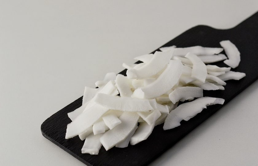 1. Этап. Кокосовый бекон: Разбейте кокос, слейте воду. Очистите от скорлупы и коричневой кожуры. Нарежьте кокос с помощью овощечистки на тонкие пластины.