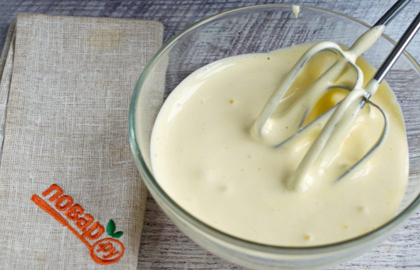 1. Этап. Шоколадный мусс со сливками: Желтки и сахар взбейте в пышную светлую пену.