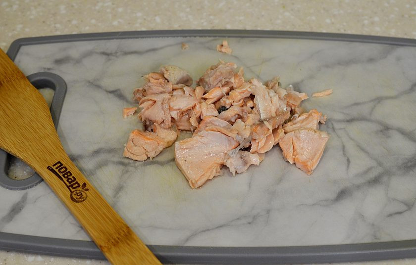 1. Этап. Рыбная солянка из форели: 7. Рыбу, на которой варился бульон, отделите от костей, нарежьте и верните в суп.