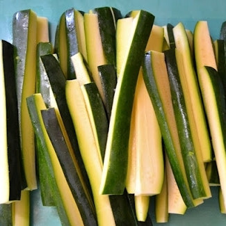 1. Этап. Цуккини фри: Нарезаем цуккини на тонкие длинные клинья (как картофель фри).