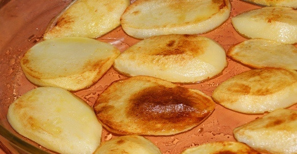 1. Этап. Мусака с картофелем: 2. Картофель вымыть и очистить. Нарезать тонкими ломтиками и слегка обжарить на растительном масле. Готовый картофель выложить на дно жаропрочной формы.