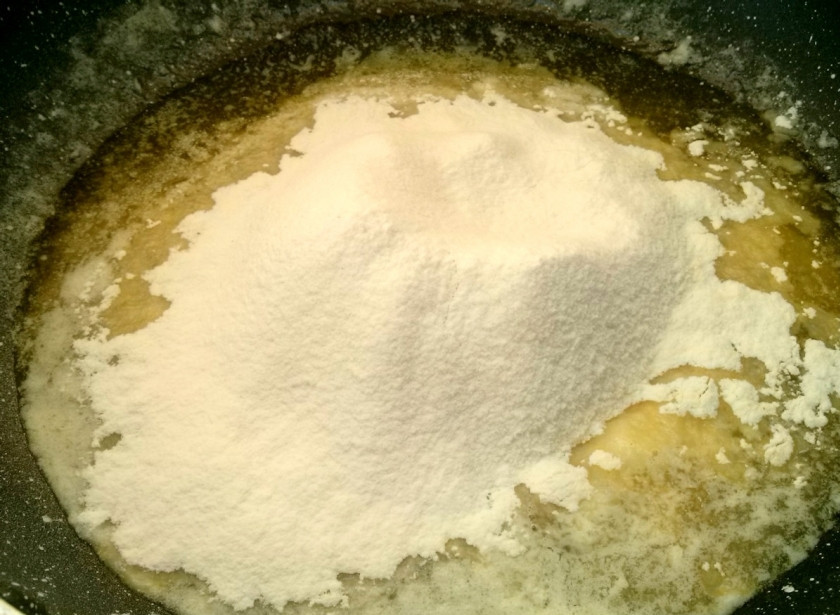 1. Этап. Узбекская халва: Растопите в сотейнике или на широкой сковороде топленое масло (на маленьком огне). Добавьте муку, тщательно перемешайте.