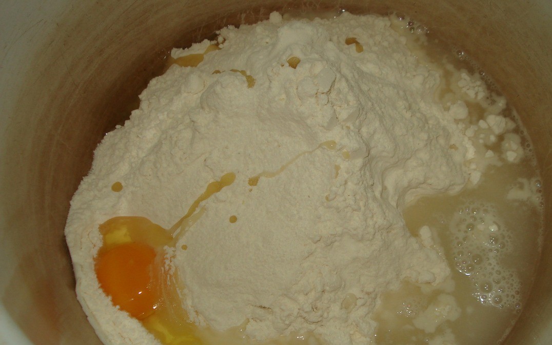 1. Stage. Tender dumplings with cherries: Knead a dough of water, egg, flour, oil and salt.