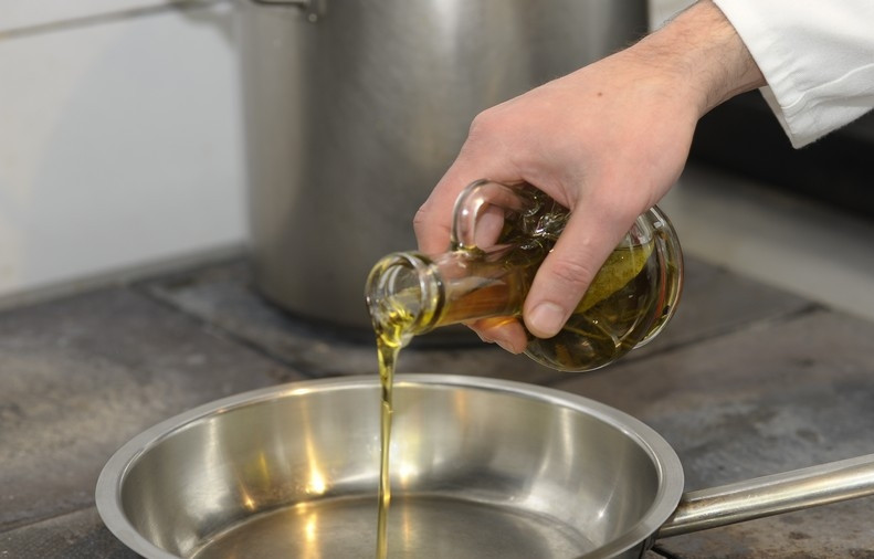 1. Этап. Плов с кукурузой: В сковороде с высокими бортами или толстостенной кастрюле нагреть сливочное и растительное масло.