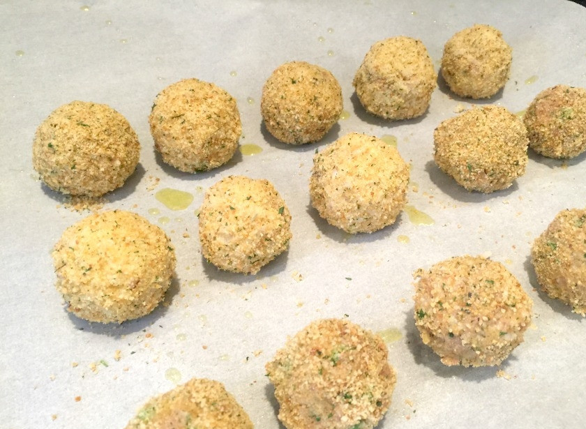 1. Этап. Рисовые колобки с мясом: 6. Выложите шарики на противень с пергаментом и запекайте около 20 минут в разогретом до 200 градусов духовом шкафу.