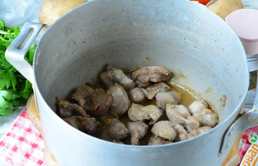 1. Этап. Рагу из желудочков с баклажанами: Обжарьте куриные желудки 10 минут в кастрюле с добавлением масла. Помешивайте. Затем влейте немного воды (150 грамм) и тушите желудки 30-40 минут до мягкости.