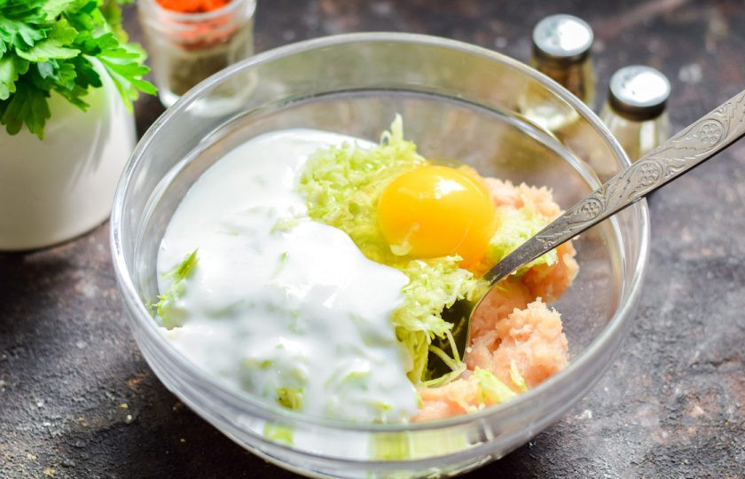 1. Этап. Маффины из курицы и кабачков: Влейте в миску кефир, добавьте куриное яйцо.