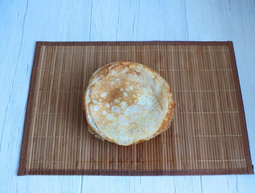 1. Этап. Лапшевник из блинов: Готовые блинчики сложите стопкой.