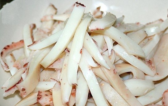 1. Этап. Кальмары в сметанном соусе: 2. Остудите кальмары и только после этого их можно нарезать. Лучше измельчить их соломкой.