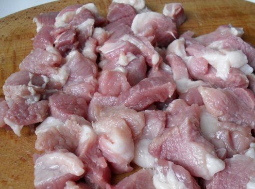 1. Этап. Рагу с мясом и овощами: Мясо моем и нарезаем на маленькие кусочки. Можно кубиками, можно полосочками.