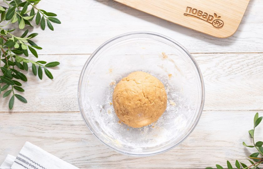 1. Этап. Пряники медовые постные: Тесто должно не липнуть к руками и быть пластичным.