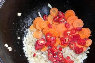 1. Этап. Утка, тушенная с картошкой в казане: А в казане обжариваем мелко нарезанный лук, нарезанную кружочками морковь и перец, нарезанный соломкой или колечками.