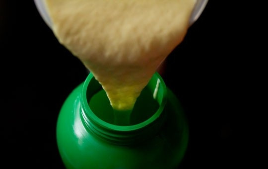 1. Этап. Джалеби индийские: 7. Для удобства рекомендую перелить тесто в баночку от кетчупа. Можно использовать и кондитерский мешок, либо полиэтиленовый пакет, например.