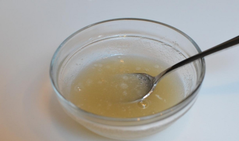 1. Этап. Малиновый торт: Для крема растворите желатин в холодной воде.