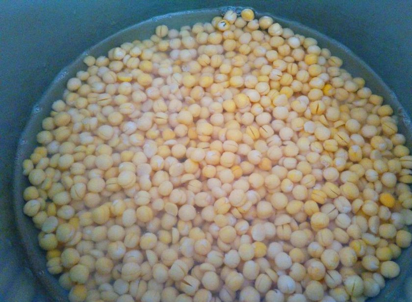 1. Этап. Постные гороховые пирожки: Замоченный и тщательно промытый горох залейте холодной водой (500 мл) и варите в течение 50-60 минут на умеренном огне. Горох за это время должен развариться и стать пюреобразным.