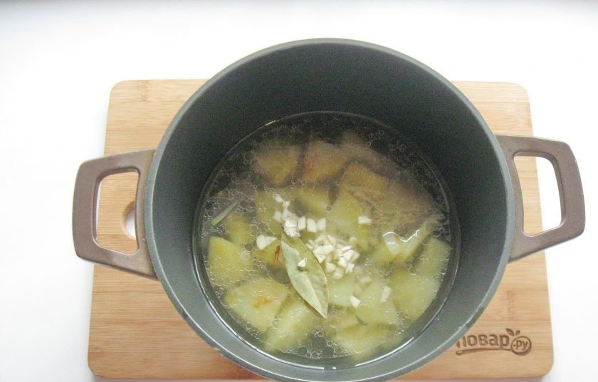 1. Этап. Суп Пашкет: Добавьте измельченный чеснок и лавровый лист, посолите и поперчите суп по вкусу.