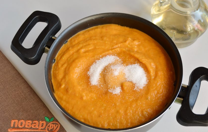 1. Этап. Кабачковая икра в духовке на зиму: 6. Добавьте в икру теперь соль, сахар, уксус. Перемешайте, поставьте на плиту и доведите до кипения.