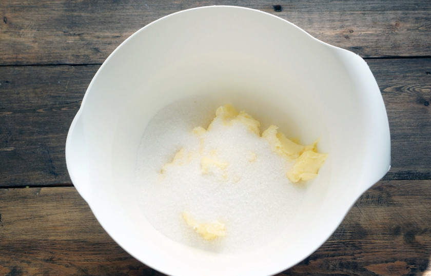 1. Этап. Масляный бисквит: Смешайте сахар и масло (последнее должно быть комнатной температуры).