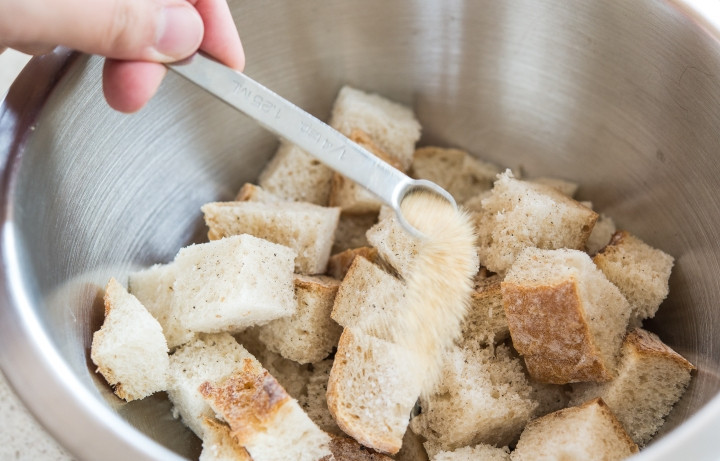 1. Этап. Сухарики для Цезаря: 3. Добавьте щепотку перца и для аромата немного сушеного чеснока.