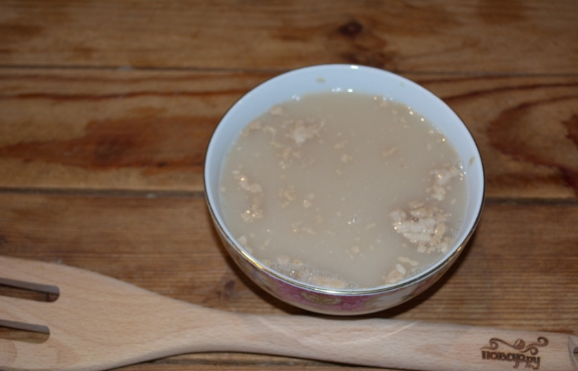 1. Этап. Дрожжевое тесто на майонезе: В миску поместите дрожжи. Я использую сухие, их я взяла 1 ст. ложку. Влейте 1 стакан воды. Добавьте соль и сахар. Разведите дрожжи в воде.