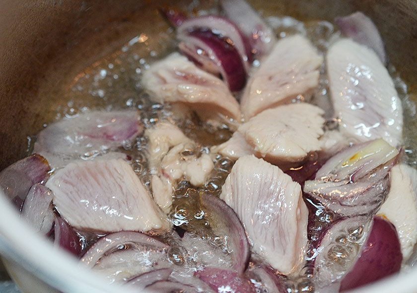 1. Этап. Рагу по-японски Никудзяга: Добавьте курицу и обжарьте до изменения её цвета (около 7 минут).