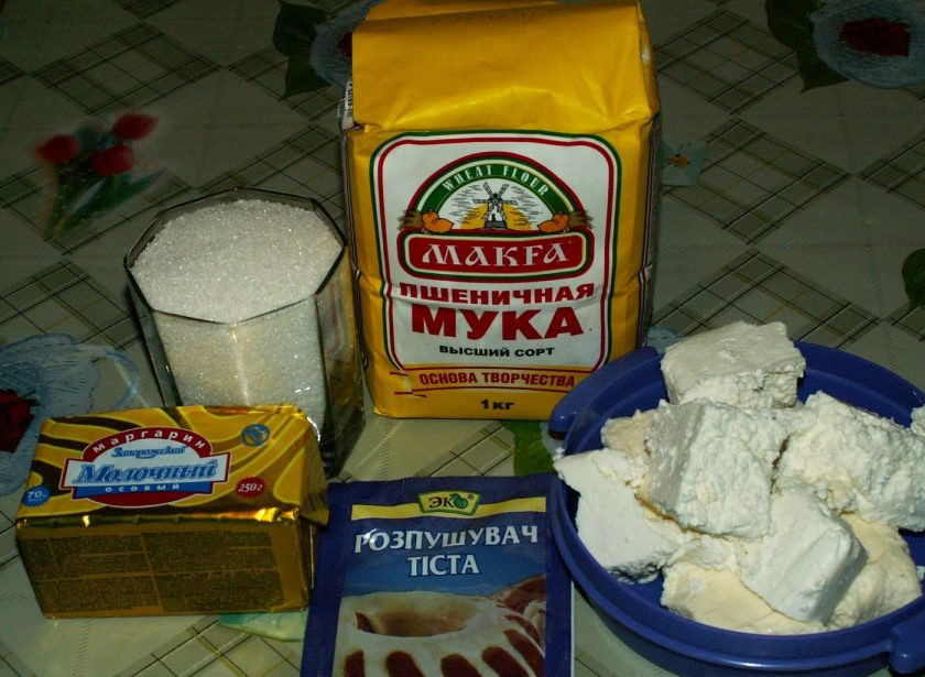 1. Этап. Творожные конвертики с сахаром: 1. Вкус такого печенья многие помнят из детства. Готовится оно на основе творога и маргарина с добавлением сахара, муки и разрыхлителя. Муку нужно брать высшего сорта, а вместо маргарина может использоваться сливочное масло.